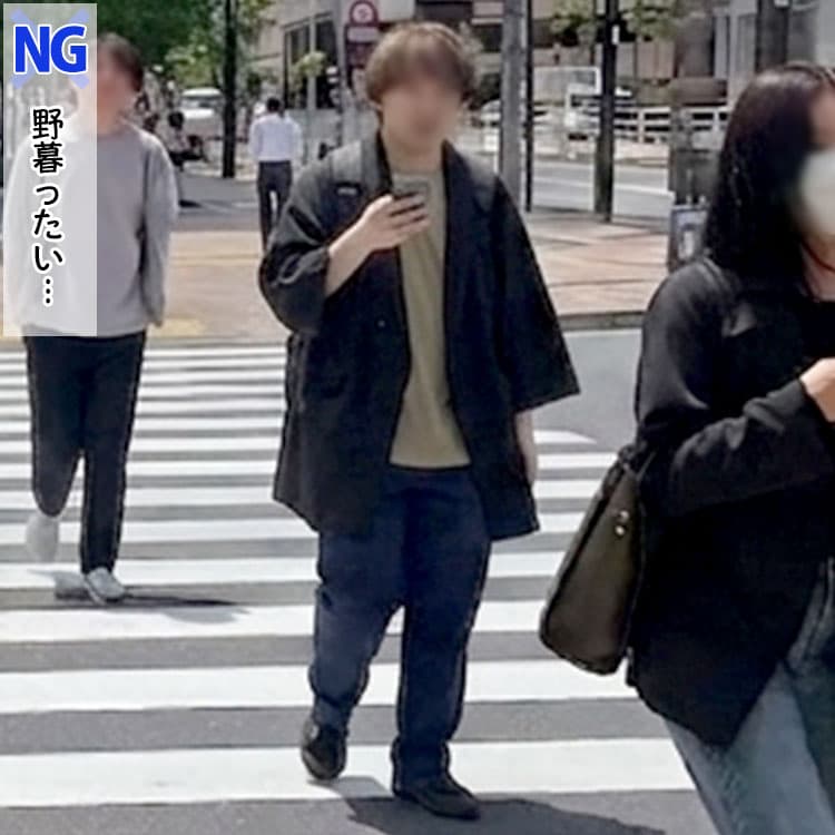 シルエットがダボっとしたネイビーパンツとトップスで野暮ったく見えるNGコーデ例