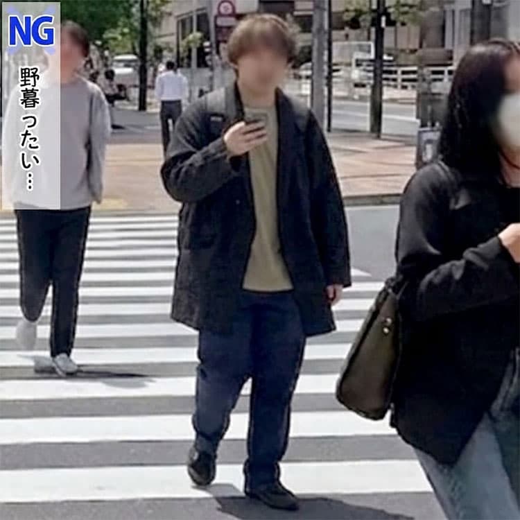 シルエットがダボっとしたネイビーパンツとトップスで野暮ったく見えるNGコーデ例