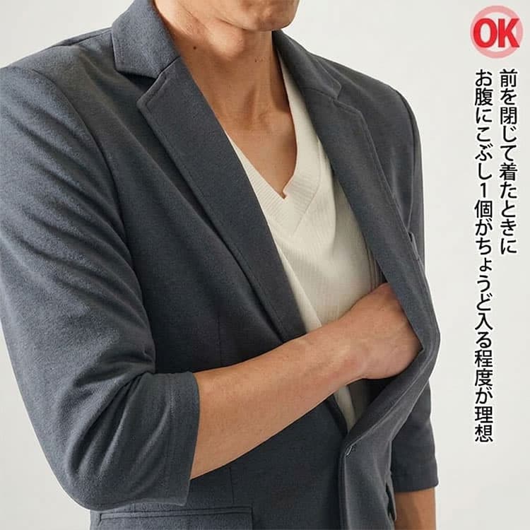 前を閉じて着た時にお腹にこぶし1個分がちょうど入る程度の説明画像