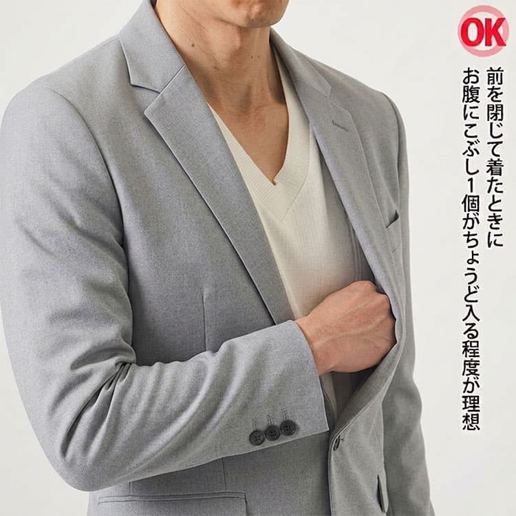 前を閉じて着た時にお腹にこぶし1個分がちょうど入る程度の説明画像