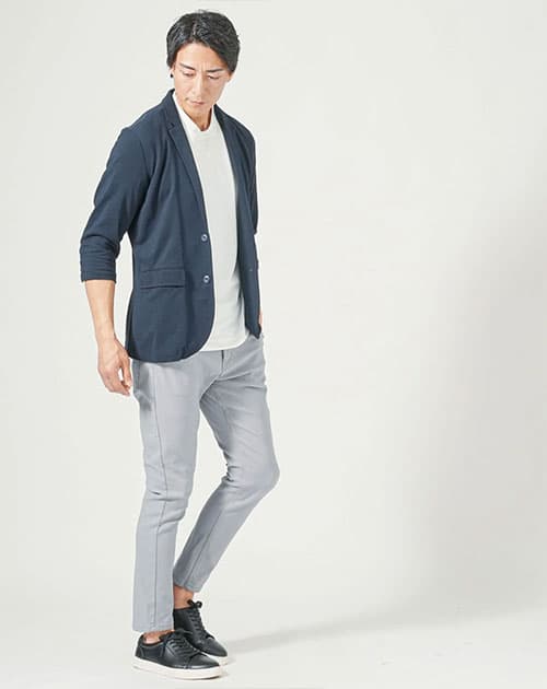 メンズにおすすめのジャケットにシンプルなＴシャツを合わせたコーディネート