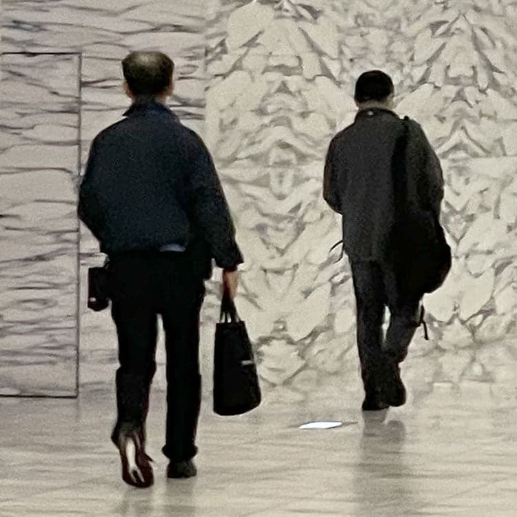 50代メンズが着てはいけない服装をした男性の例