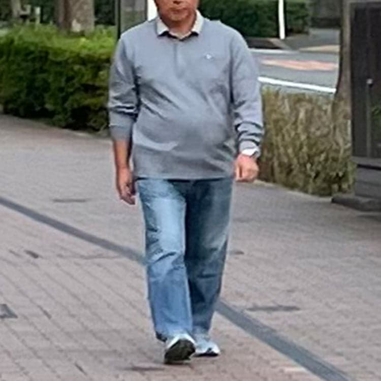 50代メンズが着てはいけない服装をした男性