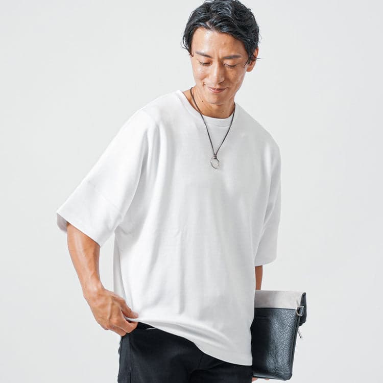 メンズにおすすめの乳首が透けない白Tシャツを着た男性