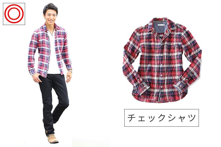 チェックシャツで前開けをする場合は無地のTシャツに