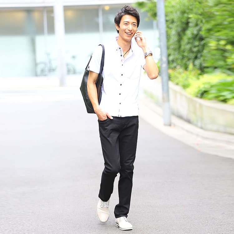 ワンポイントデザインの服と無地の服でつくるきれいめコーデ