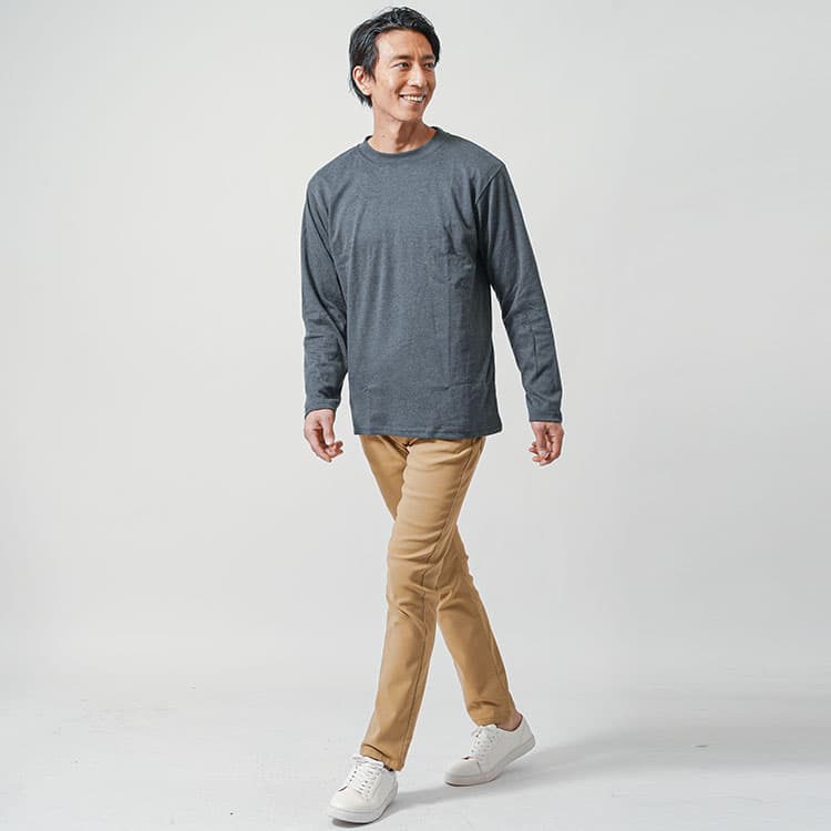 着丈の短いトップスを着ると脚長に見えてきれいめコーデになる