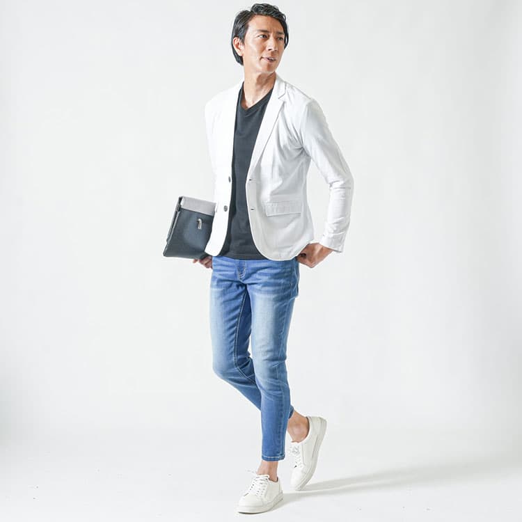 パンツが程よく細身をはくことでスマートに見せて年齢にふさわしいきれいめコーデ