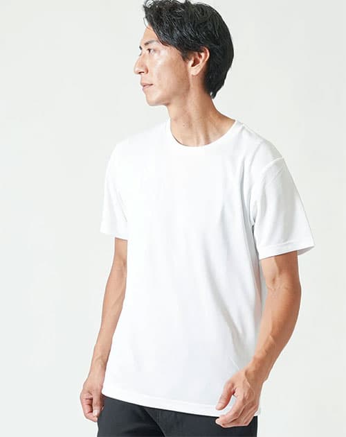 白Tシャツを着た清潔感のある男性