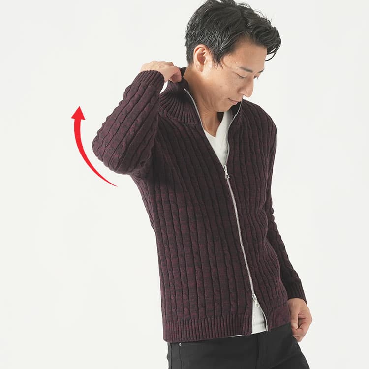 身体に程よくフィットしつつストレッチが効いているジップアップニット・セーター例