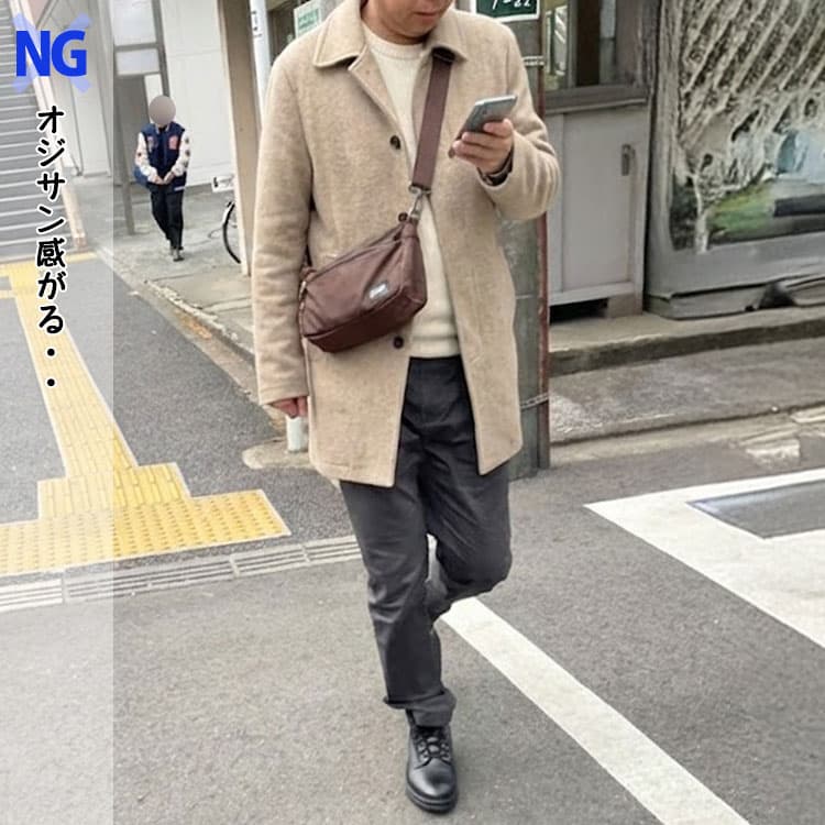 ベージュ色のショートコートを着たメンズコーデ例