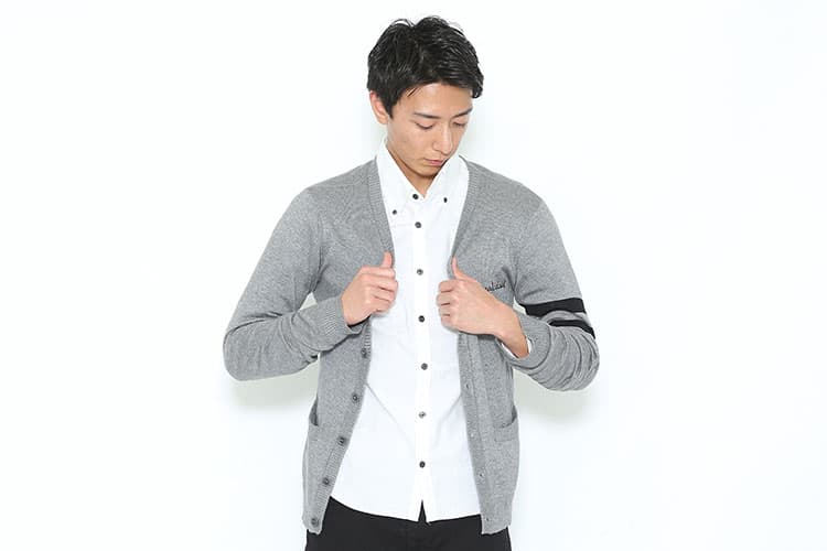 カーディガンの正しい着方③襟まわりを整える