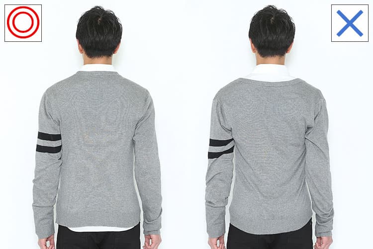 カーディガンを正しく着た例と正しく着られていない例を後ろから見た画像