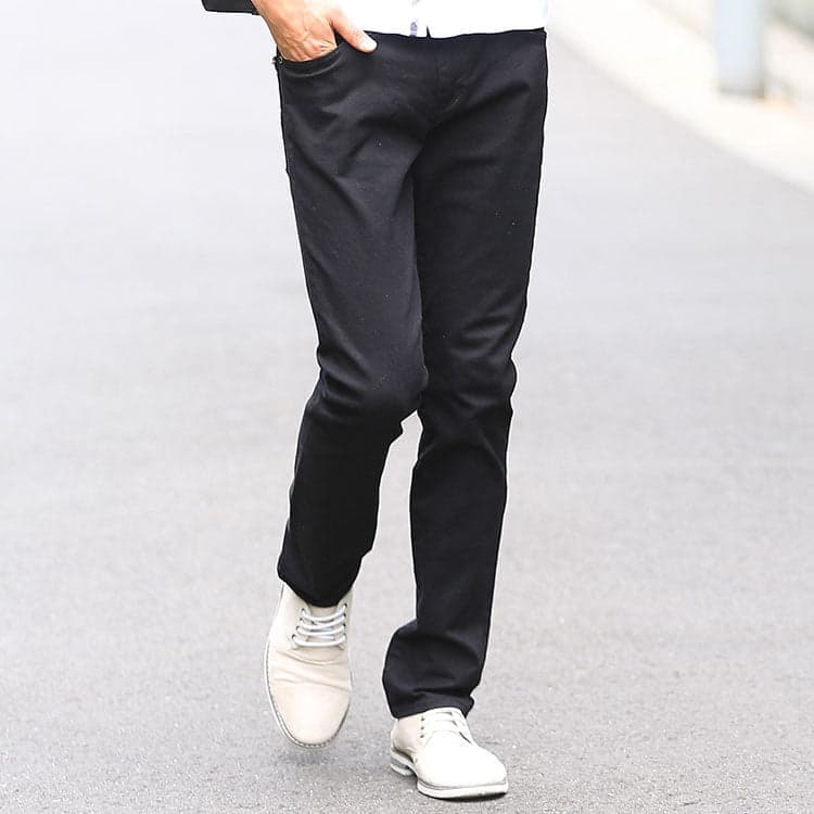 白スニーカーに抵抗がある人も、グレーだとコーデがキレイめに合わせやすい