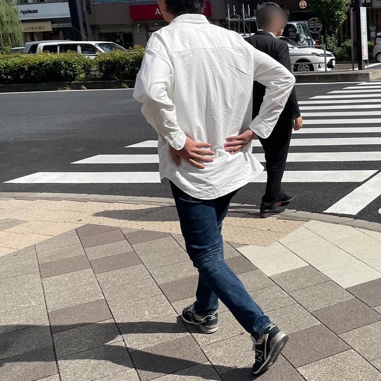 シャツの裾にシワが寄っていてダサく見える例