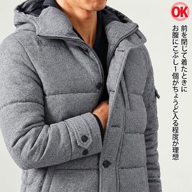 前を閉じて着た時にお腹にこぶし1個分がちょうど入る程度の画像
