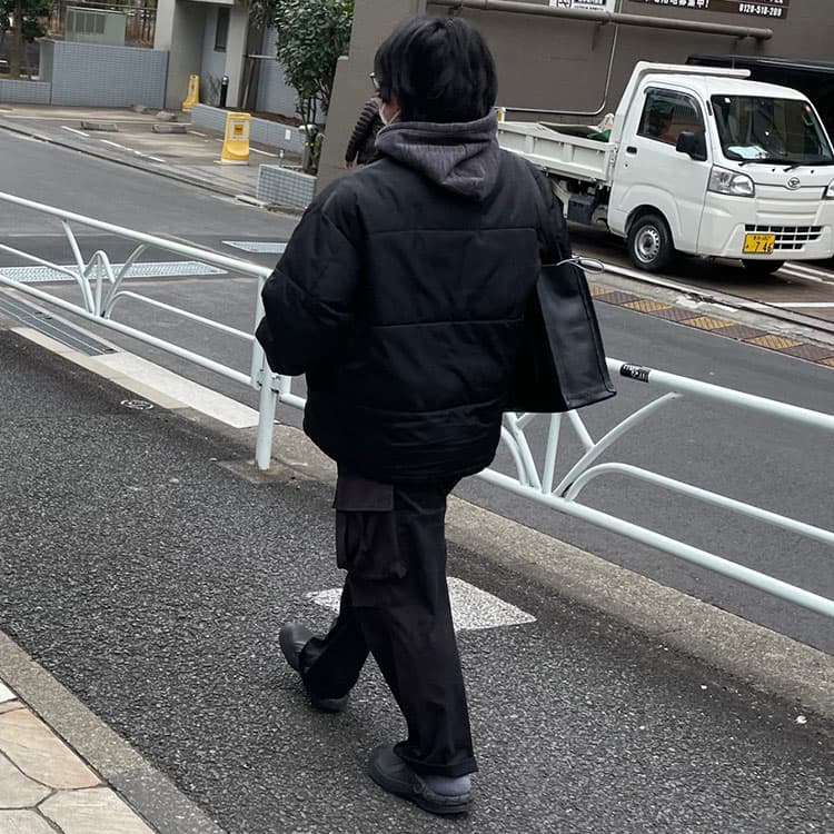 全身暗く春らしくないNGコーデ