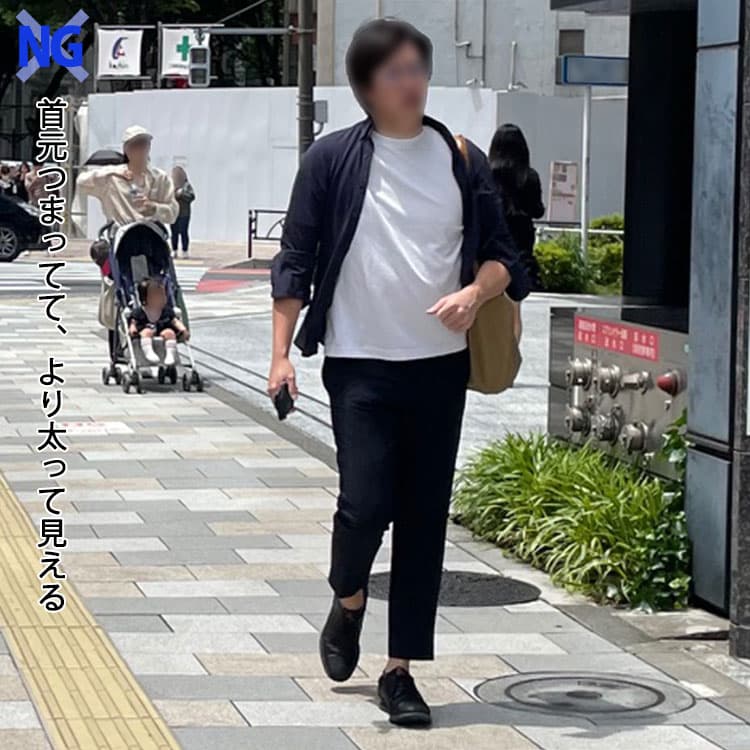 首元がつまっているTシャツを着て、より太って見える男性