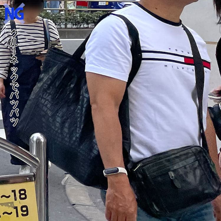首元がつまっているTシャツを着て太って見えるがっちり体型の男性