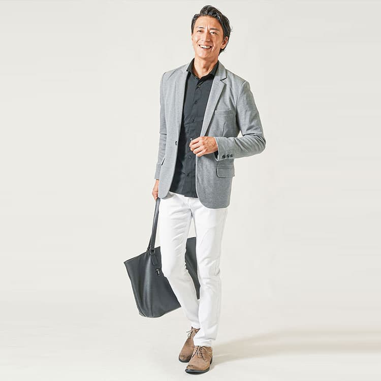 ダサいと思われないメンズのおしゃれな黒シャツのコーデ