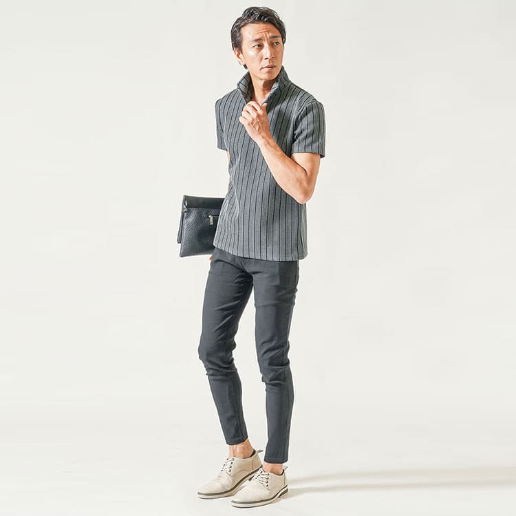 立ち襟ポロをスニーカーできれいめに魅せる、品格ある夏の黒パンツスタイル