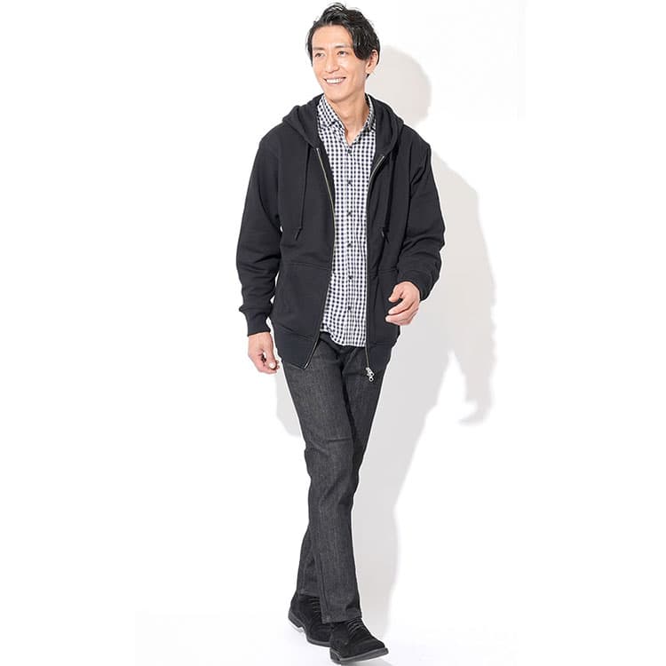 親しみやすくも洗練された、黒デニムでつくる大人の休日スタイル