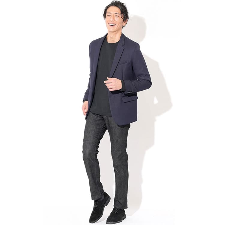 黒デニムできちんと見せる、50代の品格ビズカジスタイル