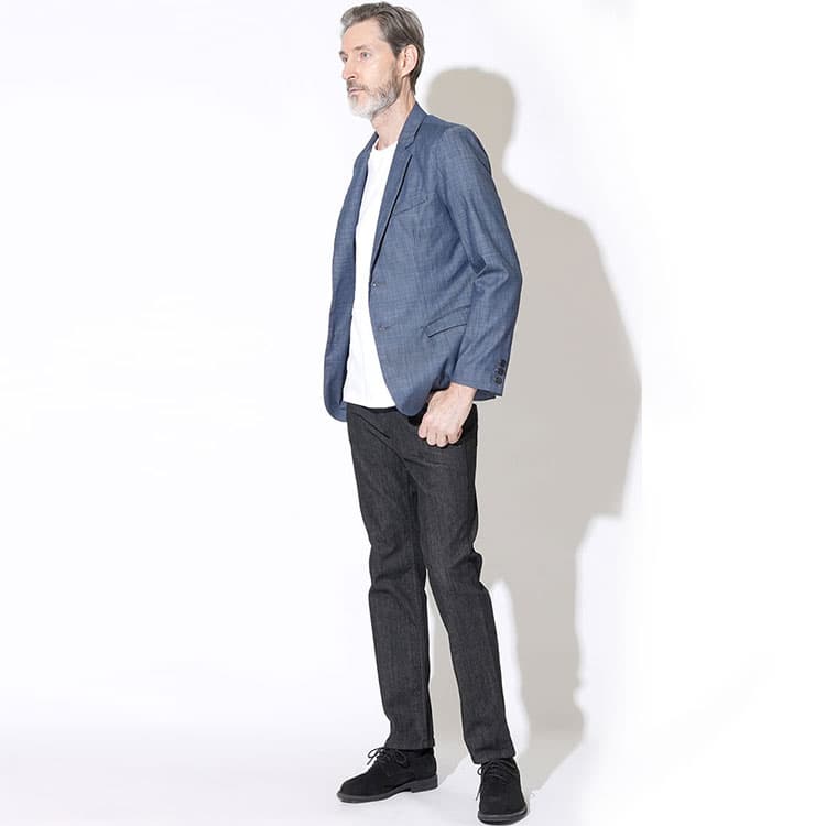 シンプルに洒落る、黒デニムの上品カジュアルスタイル