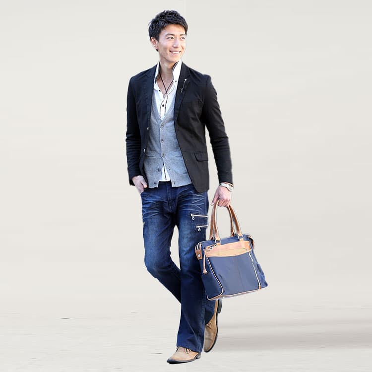 流行のブーツカットをきれいめにとりいれる