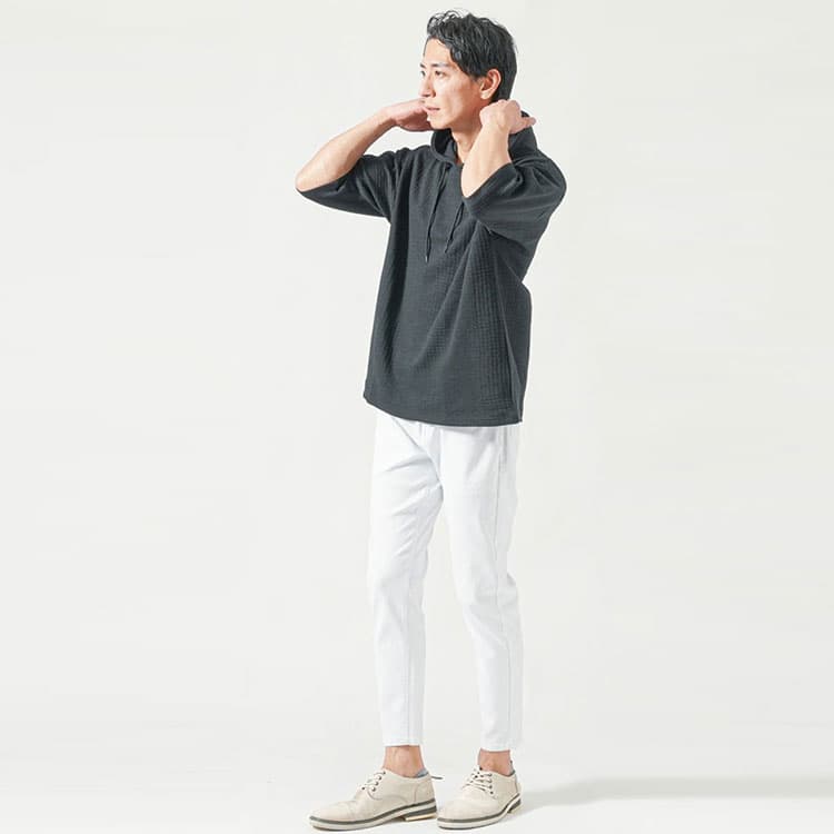 黒パーカー×細身の白パンツコーデ例