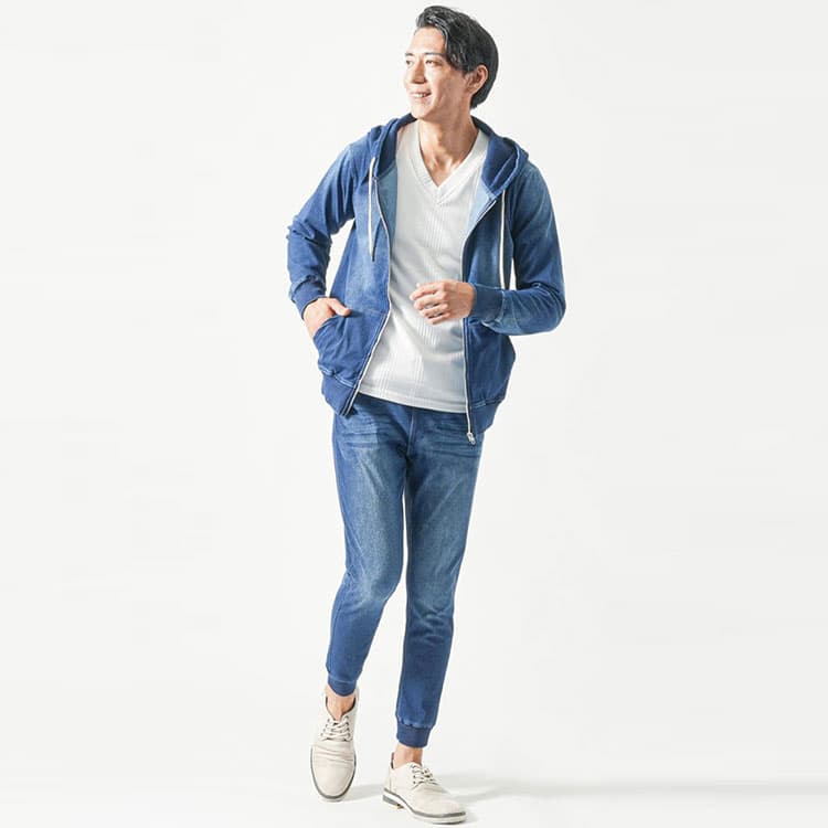 デニム風ジョガー×白Tで爽やかに！20代メンズの夏スポーティカジュアルコーディネート