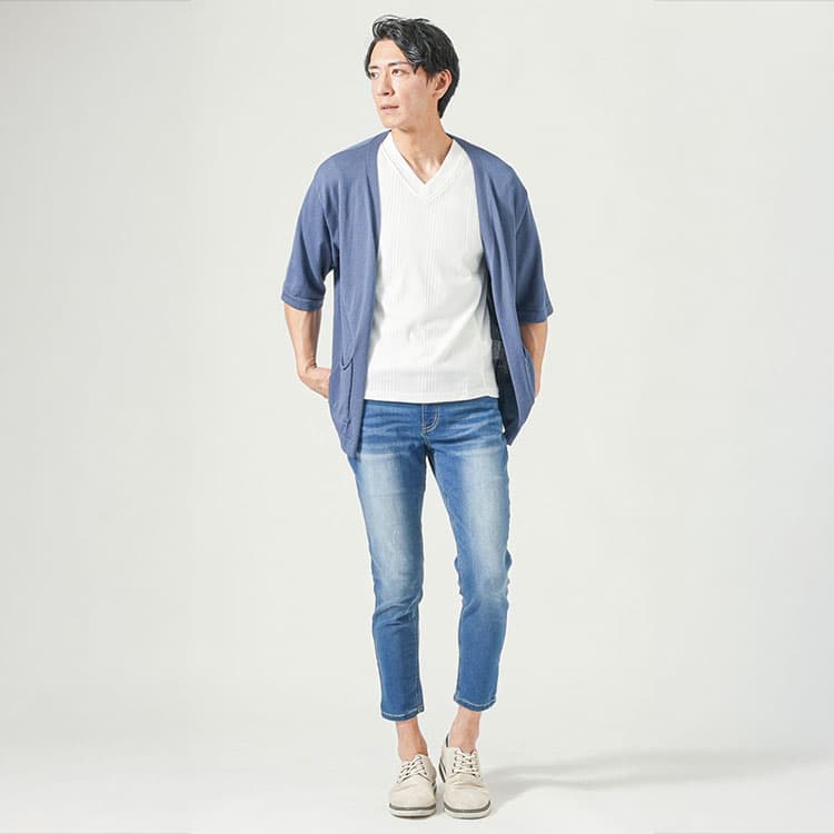 白VネックTシャツとブルーカーディガン、デニムを合わせた40代男性の爽やかリラックスコーデ