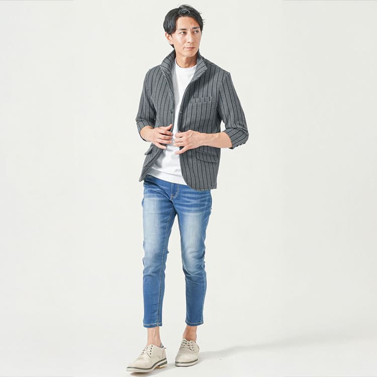 ホワイトTシャツとデニム、グレーストライプジャケットで大人の爽やかカジュアルを演出する40代向けTシャツコーデ