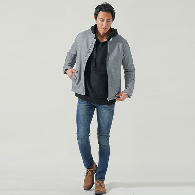 メンズにおすすめの黒のトップスに合うデニムパンツのコーデ例