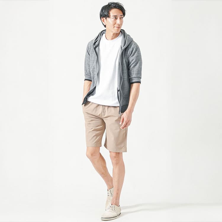 白Tシャツとグレーパーカ、ベージュショーツを合わせた40代男性のアウトドアカジュアルコーデ