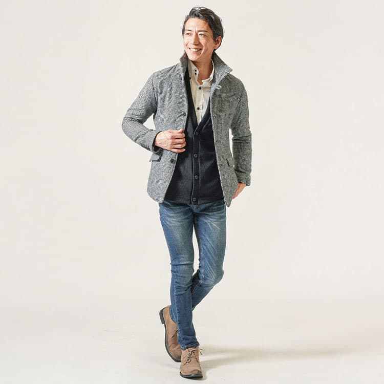 カーディガンのインナーにシャツを合わせた冬コーデ