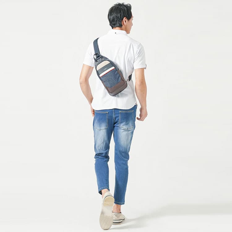 40代メンズが白ポロシャツとデニムパンツにデニム素材のボディバッグを合わせた夏のカジュアルコーディネート