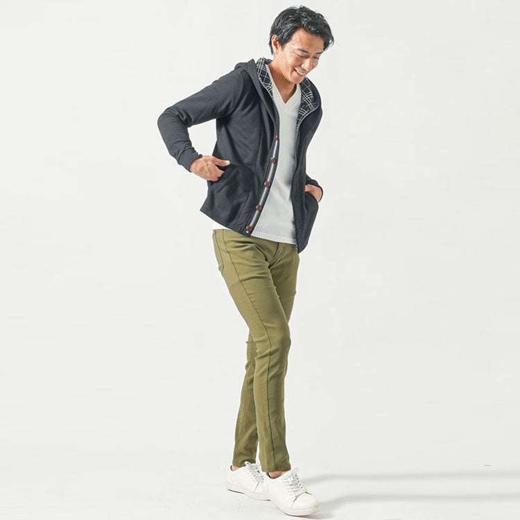大人の男性の黒パーカー×カーキパンツコーディネート