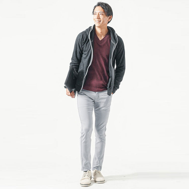 大人の男性の黒パーカー×ワインTシャツコーディネート