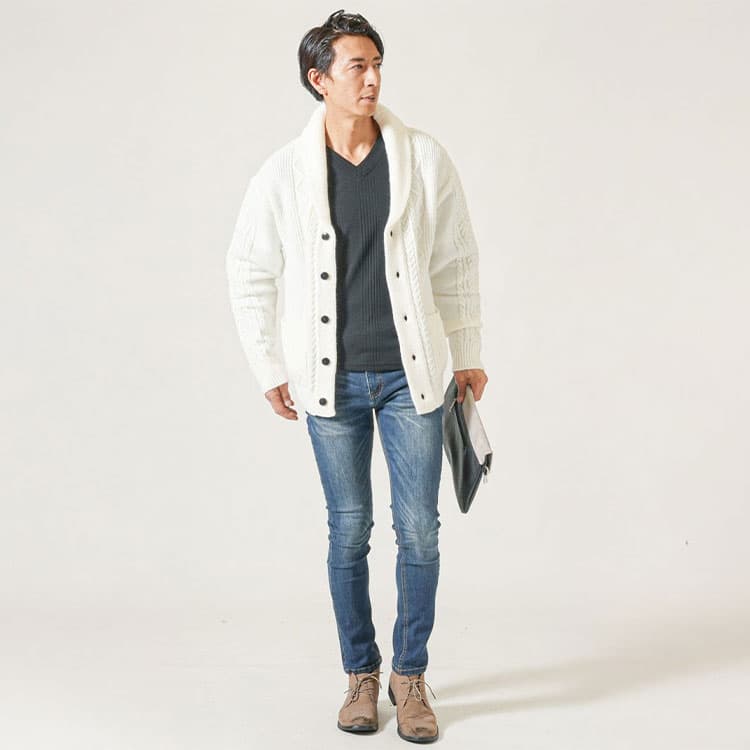 ショールカラーカーディガンのインナーにTシャツを合わせた冬コーデ