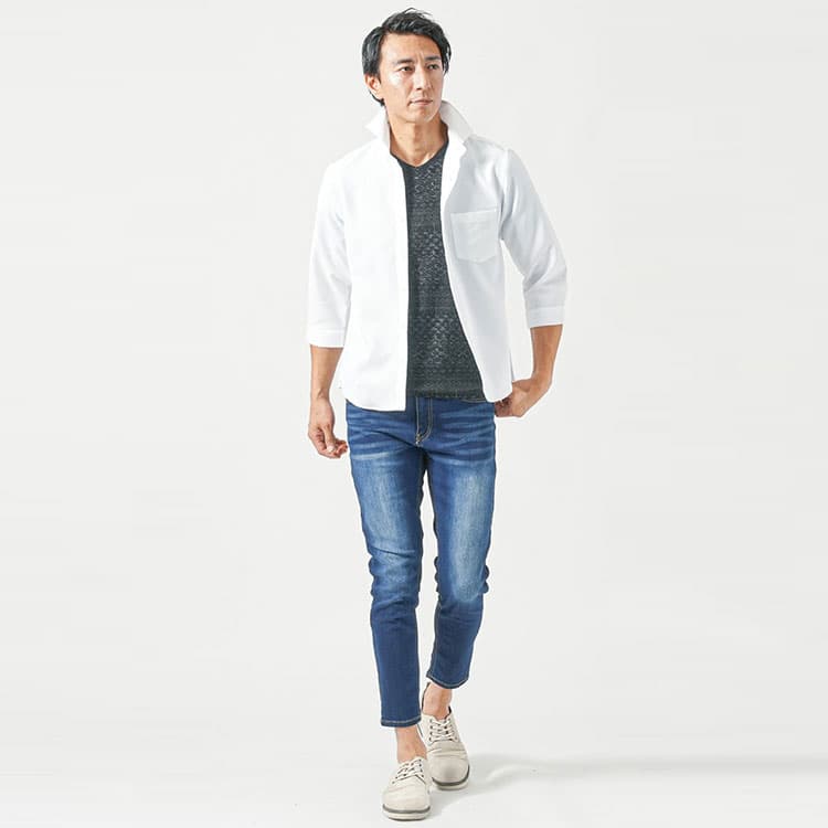 白シャツ×涼しいジーンズの夏コーディネート