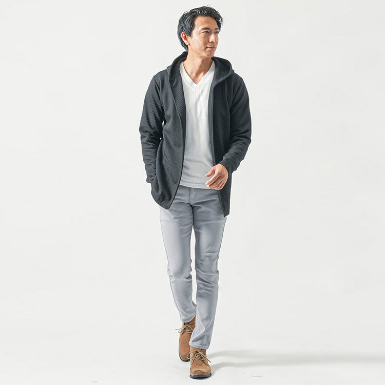 大人の男性のロング黒パーカー×グレーパンツコーディネート