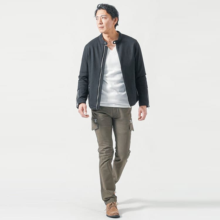 メンズにおすすめの黒のトップスに合うカーゴパンツのコーデ例