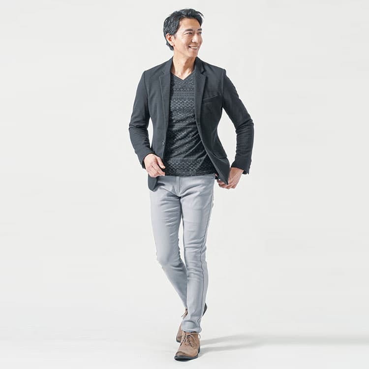 メンズにおすすめの黒のトップスに合うチノパンツのコーデ例