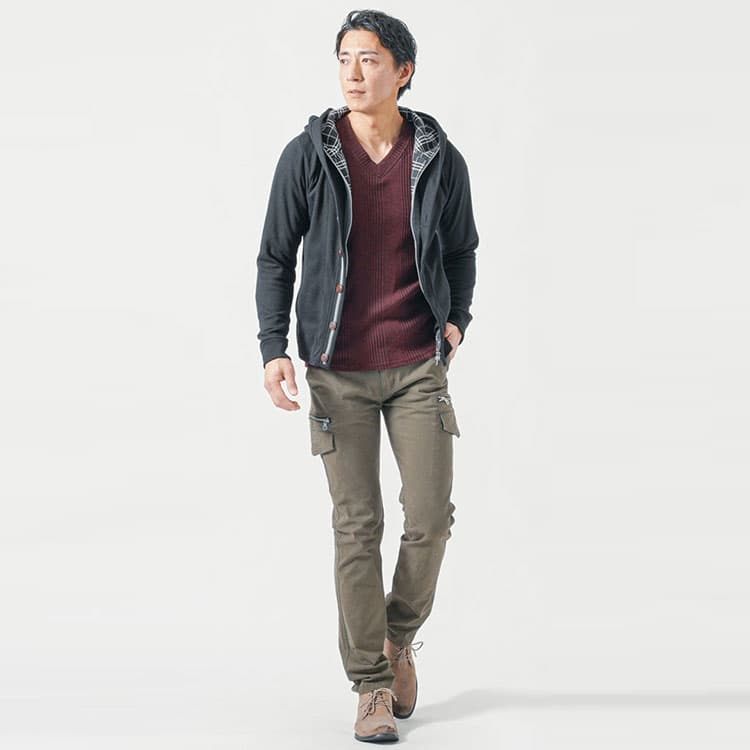 メンズにおすすめの黒のトップスに合うカーゴパンツのコーデ例