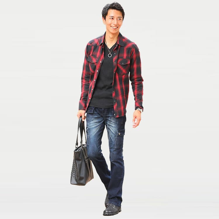 黒ブーツ×フレアジーンズコーディネート