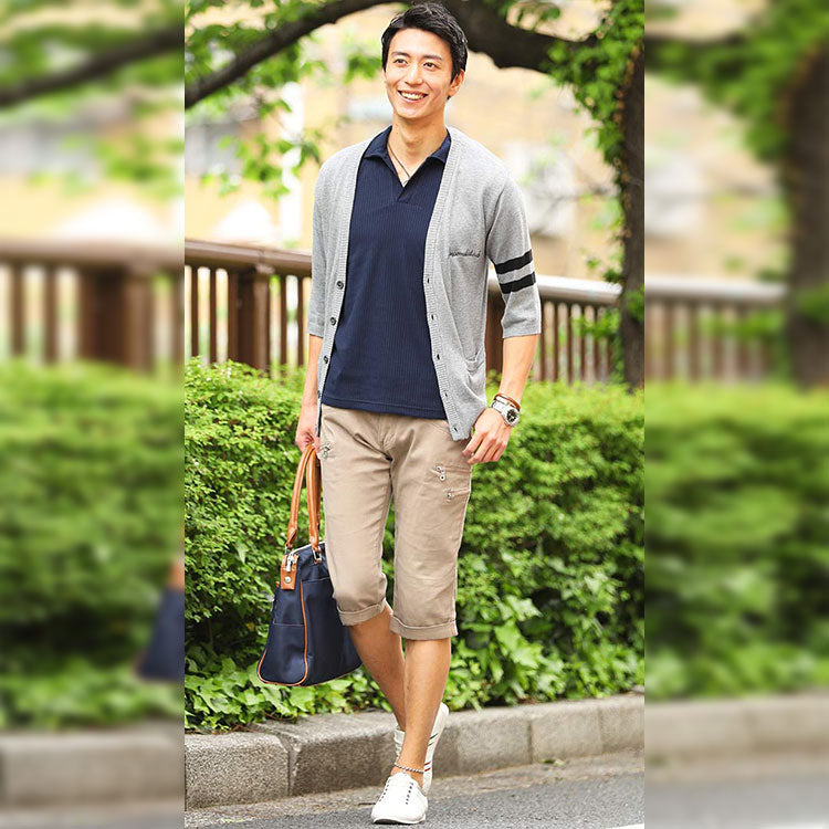 グレーカーディガン×ネイビーポロシャツの重ね着コーデ