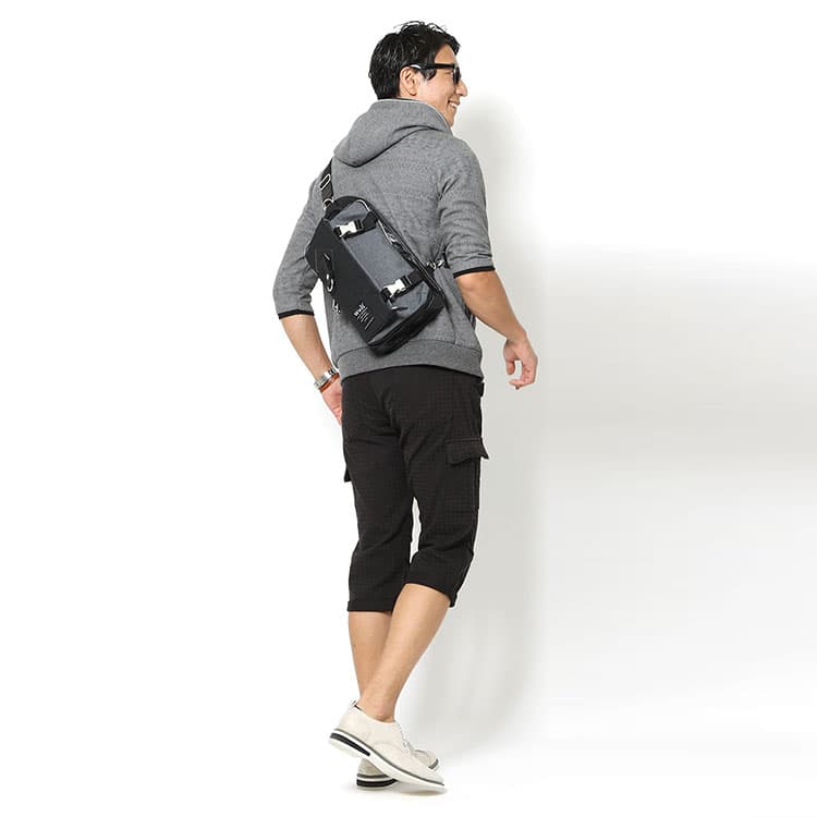40代メンズがグレーパーカに黒カーゴパンツを合わせたスポーティーなボディバッグコーディネート