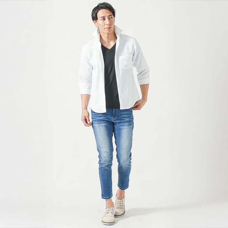 ブラックリブTシャツとホワイトシャツ、ブルーデニムを合わせた40代男性のちょいワルカジュアルコーデ