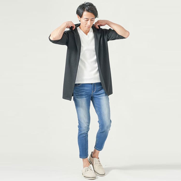 黒パーカー×細身のデニムパンツコーデ例